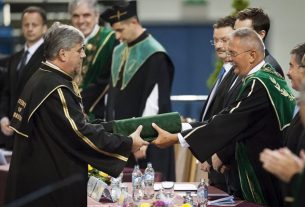 Mocsai Lajos átvette a díszdoktori címet a Debreceni Egyetemen
