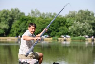 Áder János horgászik