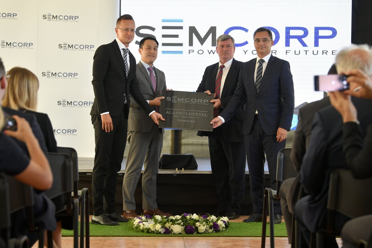 A SEMCORP vállalat gyártóüzemének alapkőletétele Debrecenben