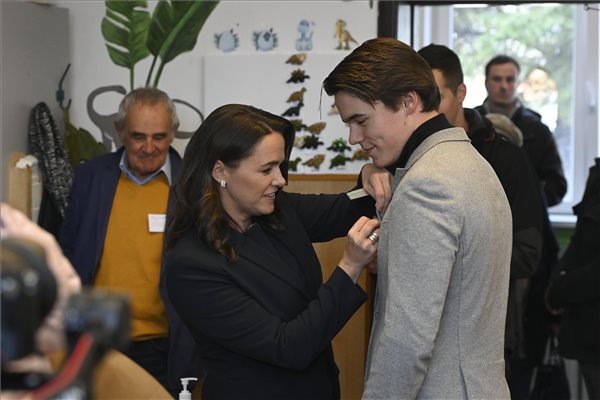 Novák Katalin szavaz 2022 fiának feltűzi az első választó díjat