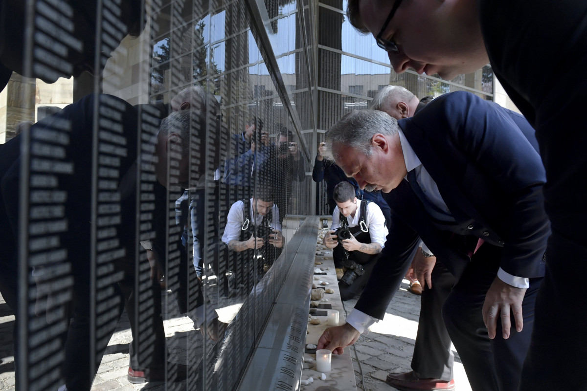 Nagy István agrárminiszter mécsest helyez el a holokauszt magyarországi áldozatainak emléknapja alkalmából tartott megemlékezésen a Holokauszt Emlékközpontban, az áldozatok emlékfalánál 2022. április 13-án. MTI/Koszticsák Szilárd