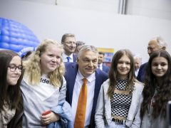 A Miniszterelnöki Sajtóiroda által közreadott képen Orbán Viktor miniszterelnök beszédet mond a Magyar Kereskedelmi és Iparkamara és a Nemzeti Agrárgazdasági Kamara XV. Szakma Sztár Fesztiváljának megnyitóján a budapesti Hungexpón 2022. április 25-én. A Szakma Sztár Fesztiválon rendezik meg a Szakma Kiváló Tanulója Verseny és az Országos Szakmai Tanulmányi Verseny döntőjét, amelyen 86 szakmában több mint 200 tanuló versenyez. Emellett szakmai és szórakoztató programok várják az érdeklődőket április 25-27. között. MTI/Miniszterelnöki Sajtóiroda/Benko Vivien Cher