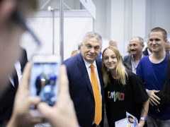 A Miniszterelnöki Sajtóiroda által közreadott képen Orbán Viktor miniszterelnök beszédet mond a Magyar Kereskedelmi és Iparkamara és a Nemzeti Agrárgazdasági Kamara XV. Szakma Sztár Fesztiváljának megnyitóján a budapesti Hungexpón 2022. április 25-én. A Szakma Sztár Fesztiválon rendezik meg a Szakma Kiváló Tanulója Verseny és az Országos Szakmai Tanulmányi Verseny döntőjét, amelyen 86 szakmában több mint 200 tanuló versenyez. Emellett szakmai és szórakoztató programok várják az érdeklődőket április 25-27. között. MTI/Miniszterelnöki Sajtóiroda/Benko Vivien Cher