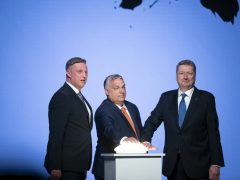 A Miniszterelnöki Sajtóiroda által közreadott képen Orbán Viktor miniszterelnök beszédet mond a Magyar Kereskedelmi és Iparkamara és a Nemzeti Agrárgazdasági Kamara XV. Szakma Sztár Fesztiváljának megnyitóján a budapesti Hungexpón 2022. április 25-én. A Szakma Sztár Fesztiválon rendezik meg a Szakma Kiváló Tanulója Verseny és az Országos Szakmai Tanulmányi Verseny döntőjét, amelyen 86 szakmában több mint 200 tanuló versenyez. Emellett szakmai és szórakoztató programok várják az érdeklődőket április 25-27. között. MTI/Miniszterelnöki Sajtóiroda/Benko Vivien Cher