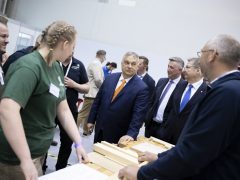 A Miniszterelnöki Sajtóiroda által közreadott képen Orbán Viktor miniszterelnök beszédet mond a Magyar Kereskedelmi és Iparkamara és a Nemzeti Agrárgazdasági Kamara XV. Szakma Sztár Fesztiváljának megnyitóján a budapesti Hungexpón 2022. április 25-én. A Szakma Sztár Fesztiválon rendezik meg a Szakma Kiváló Tanulója Verseny és az Országos Szakmai Tanulmányi Verseny döntőjét, amelyen 86 szakmában több mint 200 tanuló versenyez. Emellett szakmai és szórakoztató programok várják az érdeklődőket április 25-27. között. MTI/Miniszterelnöki Sajtóiroda/Benko Vivien Cher