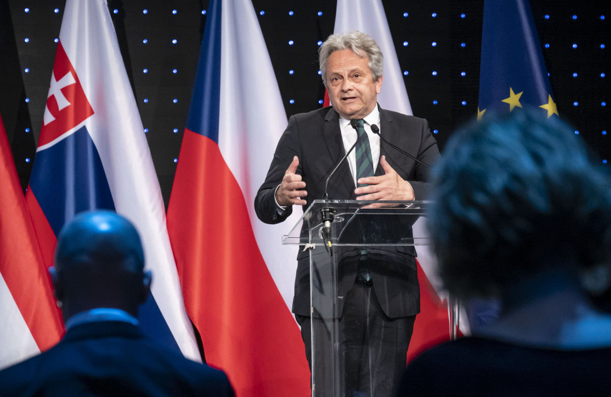 Vargha Tamás, a Külgazdasági és Külügyminisztérium (KKM) polgári hírszerzésért felelős államtitkára beszédet mond a III. V4-Versenyjogi Konferencián a Várkert Bazárban 2022. április 27-én. MTI/Szigetváry Zsolt