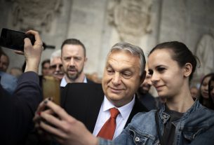 A Miniszterelnöki Sajtóiroda által közreadott képen Orbán Viktor miniszterelnök (k) közös fényképet készít résztvevőkkel az Esztergom megyei jogú várossá nyilvánítása alkalmából tartott szentmise után az esztergomi bazilika előtt 2022. május 1-jén. MTI/Miniszterelnöki Sajtóiroda/Benko Vivien Cher