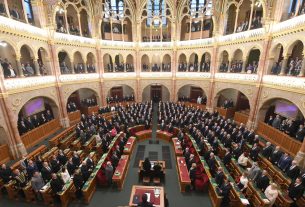 A Himnuszt éneklik az Országgyűlés alakuló ülésén a Parlamentben 2022. május 2-án. MTI/Illyés Tibor
