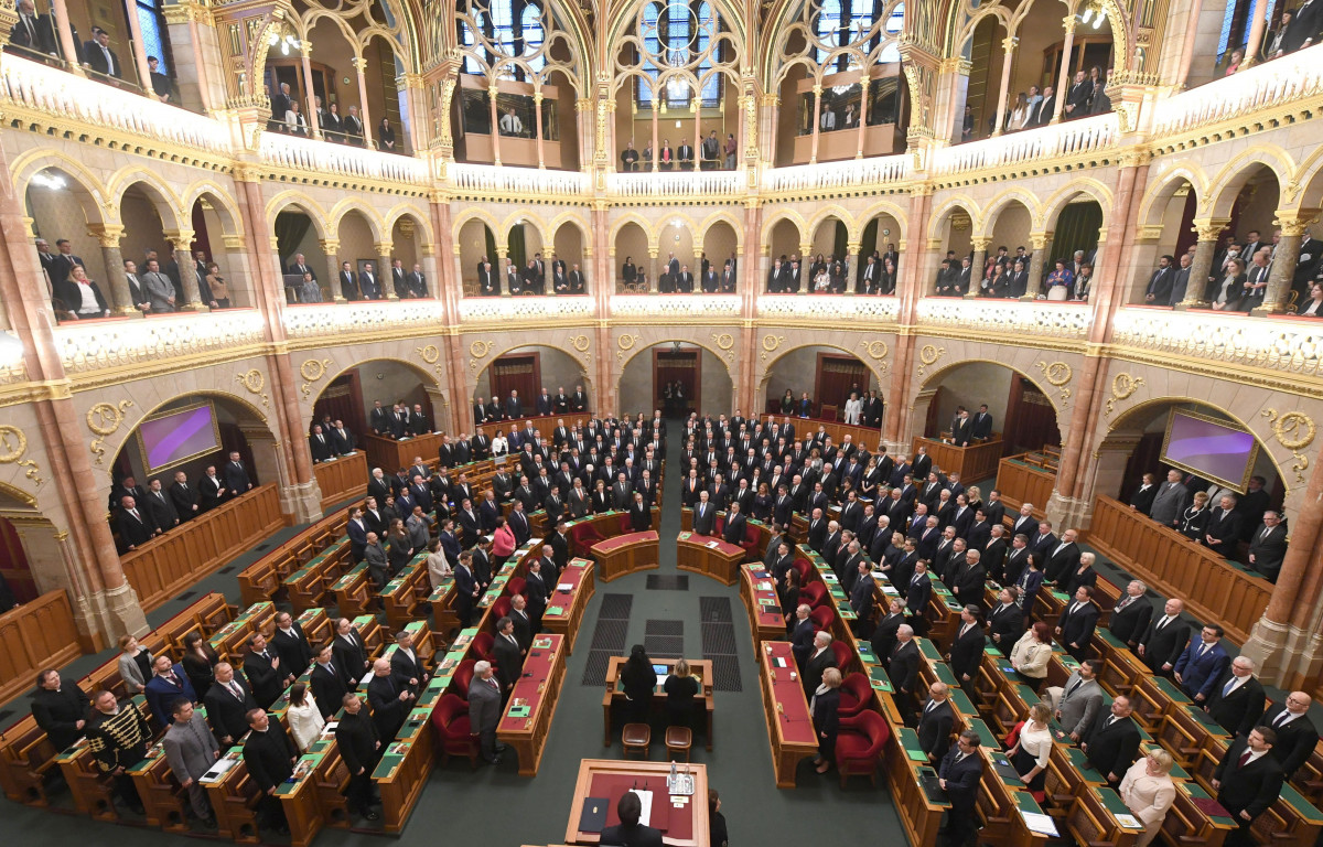 A Himnuszt éneklik az Országgyűlés alakuló ülésén a Parlamentben 2022. május 2-án. MTI/Illyés Tibor