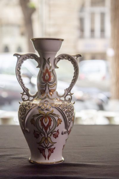 A Giro d'Italia magyarországi szakaszgyőztesei részére Hollóházi porcelánból készült trófeák a Hollóházi Porcelánmanufaktúra budapesti bemutatótermében 2022. május 2-án. MTI/Balogh Zoltán