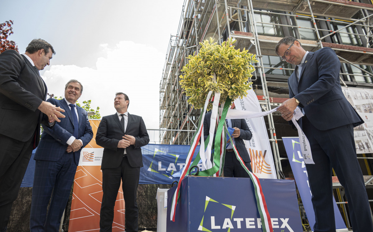 Palkovics László innovációs és technológiai miniszter (b), Sztankov Attila, az építő Laterex Építő Zrt. elnök-vezérigazgatója (b2), Juhász Roland, a Miniszterelnöki Kormányiroda állami vagyongazdálkodásért felelős államtitkára (b3) és Heidrich Balázs, a Budapesti Gazdasági Egyetem rektora (j) az egyetem új központi könyvtárának és hallgatói központjának bokrétaünnepén 2022. május 3-án. MTI/Szigetváry Zsolt