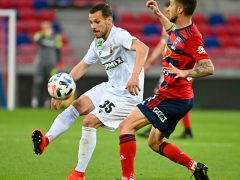 A kispesti Dusan Pantelic (b) és a székesfehérvári Rúben Pinto a labdarúgó OTP Bank Liga 31. fordulójában játszott MOL Fehérvár FC - Budapest Honvéd mérkőzésen a székesfehérvári Mol Aréna Sóstó stadionban 2022. május 3-án. A MOL Fehérvár FC 2-0-ra győzött. MTI/Vasvári Tamás