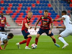 A székesfehérvári Dárdai Pál (b2) és Peter Zulj (j2), valamint a kispesti Dusan Pantelic (b) és Lukas Rafael Klemenz (j) a labdarúgó OTP Bank Liga 31. fordulójában játszott MOL Fehérvár FC - Budapest Honvéd mérkőzésen a székesfehérvári Mol Aréna Sóstó stadionban 2022. május 3-án. MTI/Vasvári Tamás