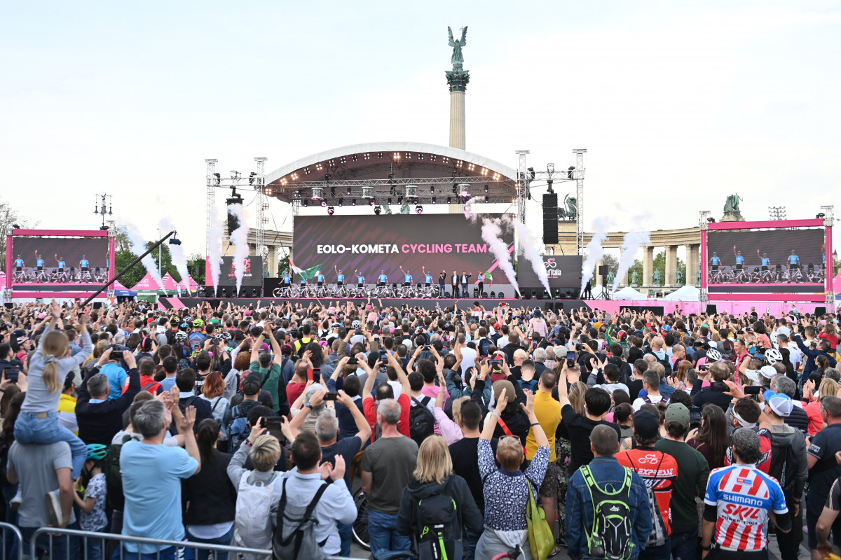 Az Eolo-Kometa Cycling Team csapat tagjai a Budapestről rajtoló Giro d'Italia országúti kerékpáros körverseny csapatbemutatóján a Hősök terén 2022. május 4-én. A grandiózus nyitóeseményre zsúfolásig megtelt a tér, ahová mintegy háromezer néző látogatott ki, közülük sokan az olasz körverseny jellegzetes színét, a rózsaszínt viselték. MTI/Illyés Tibor