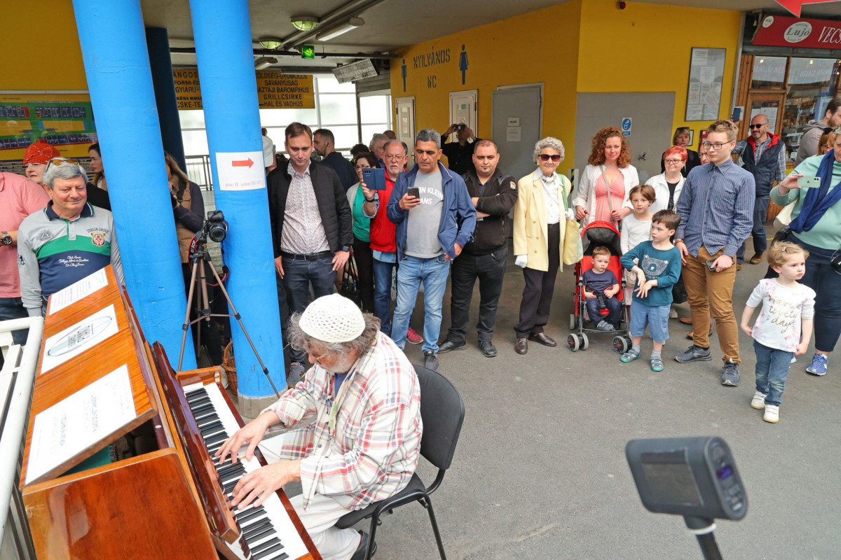 Presser Gábor Zongorázik