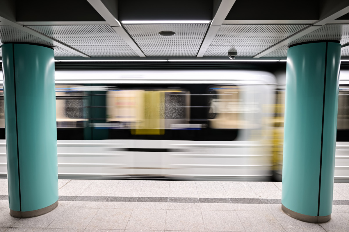 Metrószerelvény érkezik az M3-as metróvonal felújított Arany János utcai állomására az átadóünnepsége napján, 2023. március 20-án. Átadták a budapesti 3-as metró megújult Arany János utcai és Nyugati pályaudvari állomását; a felújítás költségeinek hozzávetőleg kétharmada uniós, egyharmada pedig hazai forrás. MTI/Mónus Márton