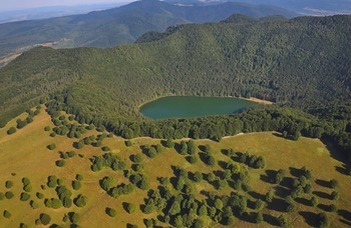Szunnyadó vulkán legfiatalabb kitörésének helye, a Szent Anna kráter, Csomádon
