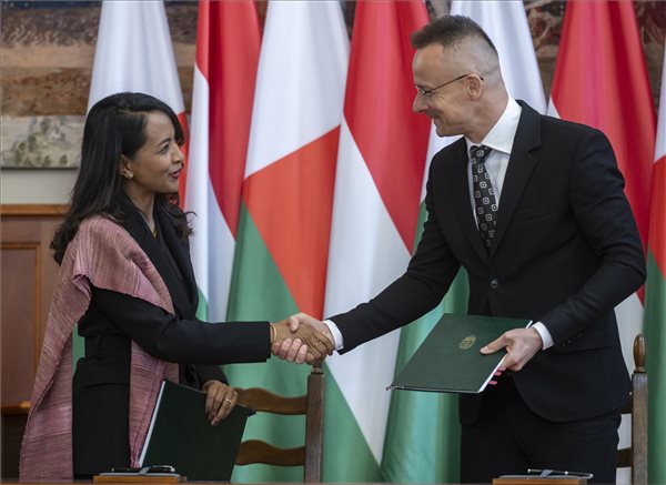 Szijjártó Péter fogadta a madagaszkári külügyminisztert
