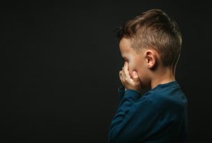 Síró kisfiú, szomorú gyerek