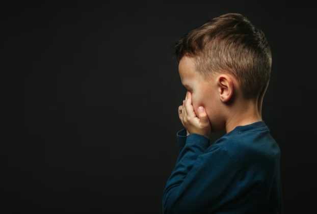 Síró kisfiú, szomorú gyerek